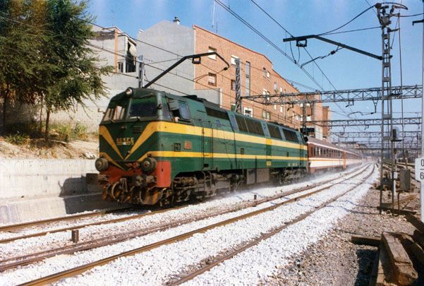 Locomotora di�sel-el�ctrica 333.007 de Renfe, fabricada por MACOSA, remolcando una composici�n de coches de viajeros entre Madrid y Plasencia en 1988. Foto Colecci�n Felipe Aranda Garc�a. Archivo Hist�rico Ferroviario